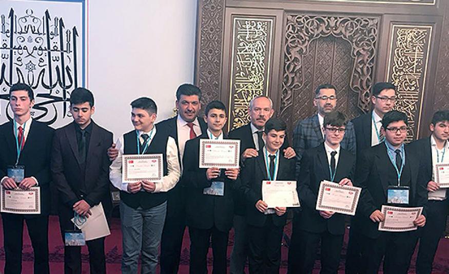 Yarışmalara Almanya genelinde 13 bölgeden temel dini bilgiler ve genel kültür, ezan, hutbe, ve Kur’an-ı Kerim yarışmalarında bölgelerinde birinci gelen öğrenciler katıldı.
