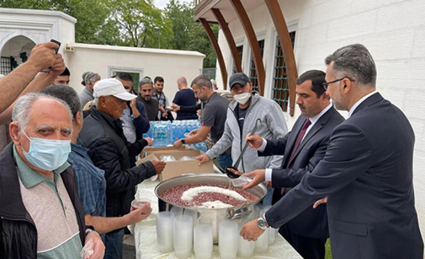 Diyanet İşleri Türk İslam Birliği’ne (DİTİB) bağlı camilerde Muharrem ayı dolayısıyla cuma namazı sonrası aşure dağıtıldı.
