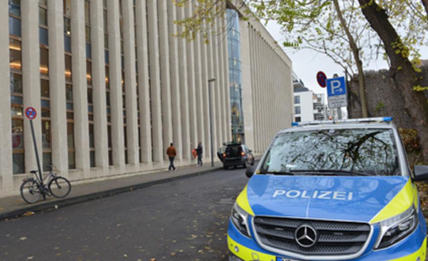 Köln DİTİB Merkez Camii'ne Cuma günü sabahın erken saatlerinde henüz kimliği belirlenmeyen bisikletli bir kişi tarafından bir bidon benzin ve çok sayıda çakmağın bırakıldığının caminin özel güvenlik görevlileri tarafından tespit edilmesiyle olası bir facia engellendi. Kundaklama girişiminde bulunan şahıs hakkında Köln siyasi suçlar polisi tarafından soruşturma başlatıldı.