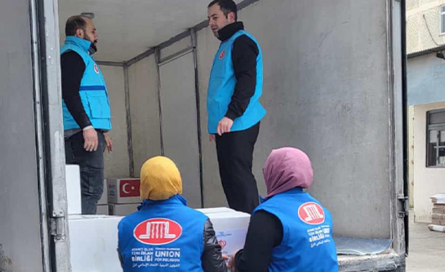 Yardım dağıtımı için Azerbaycan’a giden DİTİB ve TDV gönüllüleri, gıda paketlerini Bakü’nün Gence ve Saatlı illerinde ihtiyaç sahiplerine ulaştırıldı.