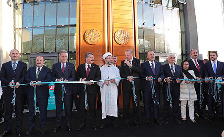 Almanya'nın Köln kentindeki Diyanet İşleri Türk-İslam Birliği (DİTİB) Merkez Camii ve Kültür Merkezi dualarla ibadete açıldı.