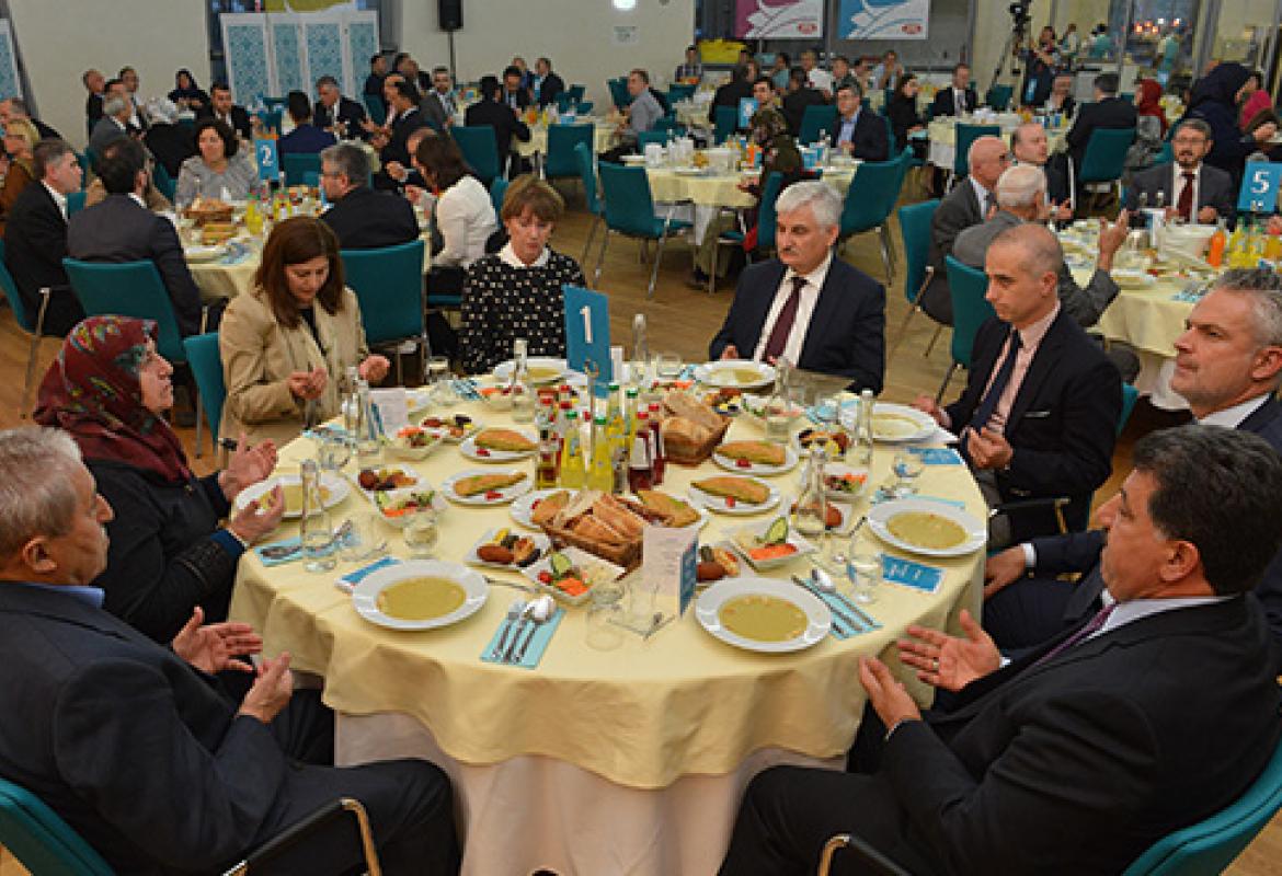 Köln DİTİB Merkez Camii Konferans Salonu’nda gerçekleşen iftar yemeğine 300’e yakın davetli katılırken, aynı zamanda halka açık iftar sofrasında da binin üzerinde insan hep birlikte oruç açtı.
