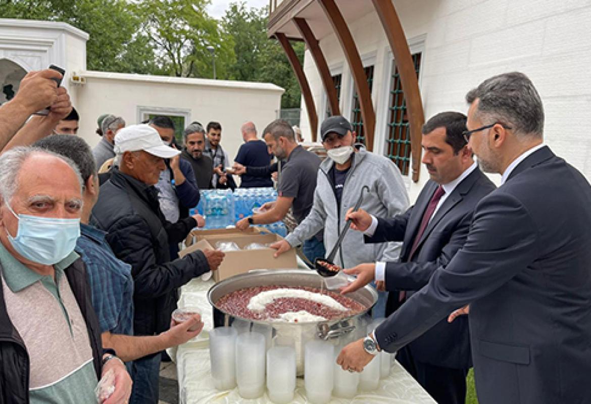 Diyanet İşleri Türk İslam Birliği’ne (DİTİB) bağlı camilerde Muharrem ayı dolayısıyla cuma namazı sonrası aşure dağıtıldı.