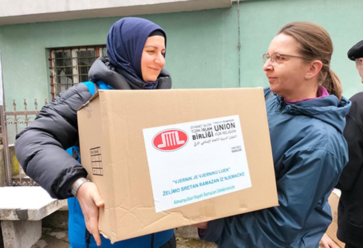 Gönüllüler, Kakanj şehrindeki Çarşı Camii’nin hafızlık kurslarında öğrenim gören öğrencilere de nakdi yardımda bulundu. 8 ile 58 yaş aralığındaki öğrencilerin hafızlık eğitimi aldığı bu kurslar, gönüllüleri duygulandırdı.