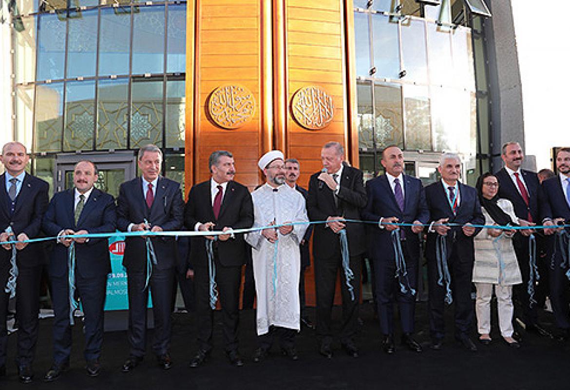 Almanya'nın Köln kentindeki Diyanet İşleri Türk-İslam Birliği (DİTİB) Merkez Camii ve Kültür Merkezi dualarla ibadete açıldı.