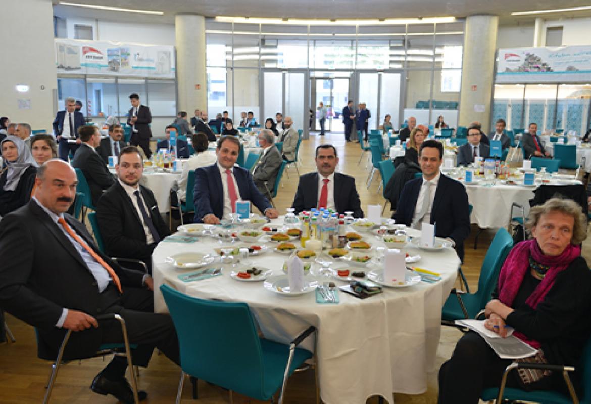 Diyanet İşleri Türk İslam Birliği (DİTİB), iş, sanat, siyaset ve bilim dünyasından birçok insanı Ramazan iftar sofrasında bir araya getirdi.