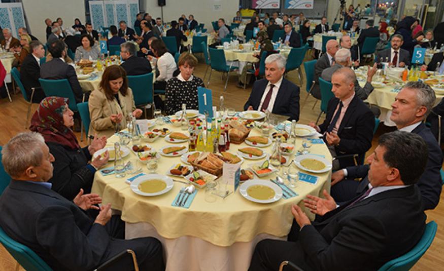 Köln DİTİB Merkez Camii Konferans Salonu’nda gerçekleşen iftar yemeğine 300’e yakın davetli katılırken, aynı zamanda halka açık iftar sofrasında da binin üzerinde insan hep birlikte oruç açtı.