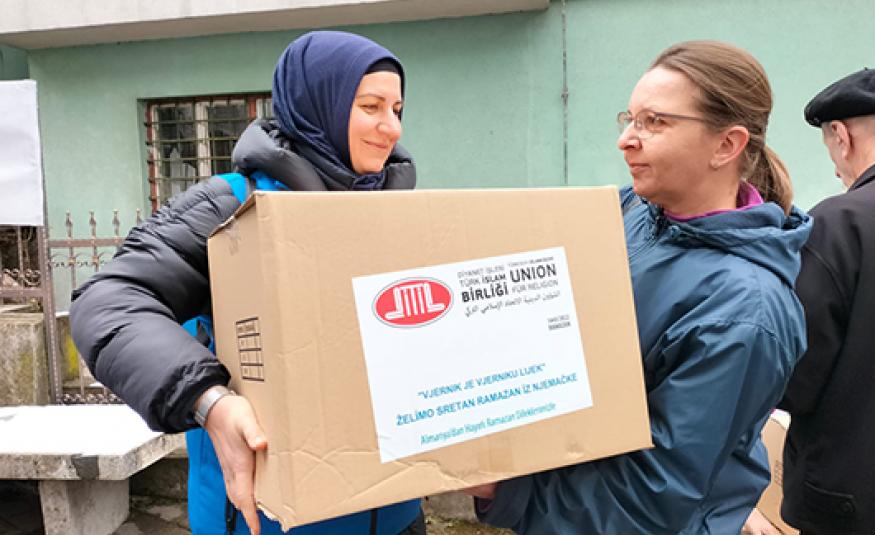 Gönüllüler, Kakanj şehrindeki Çarşı Camii’nin hafızlık kurslarında öğrenim gören öğrencilere de nakdi yardımda bulundu. 8 ile 58 yaş aralığındaki öğrencilerin hafızlık eğitimi aldığı bu kurslar, gönüllüleri duygulandırdı.